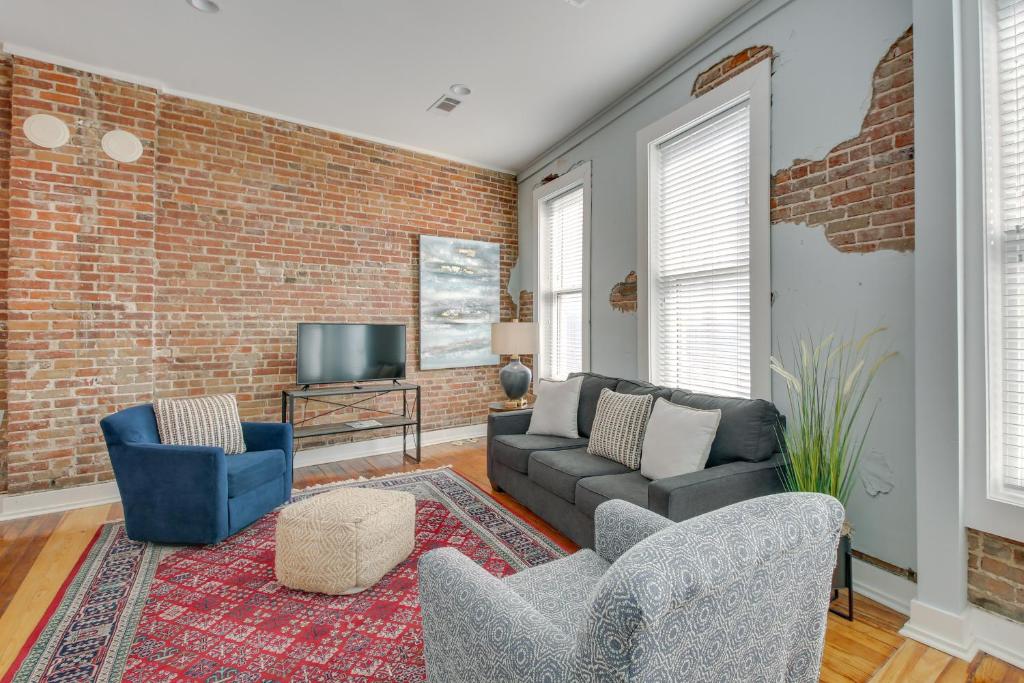 TV a/nebo společenská místnost v ubytování Downtown Hot Springs Condo Near Bathhouse Row!