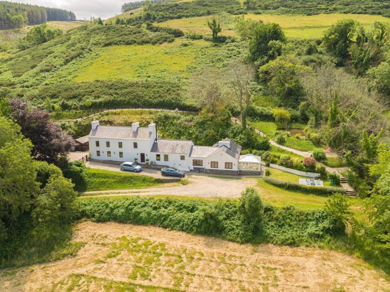 een luchtfoto van een groot huis in een veld bij Carrick Beg Self Catering Holiday Accommodation with Hot Tub in Sulby
