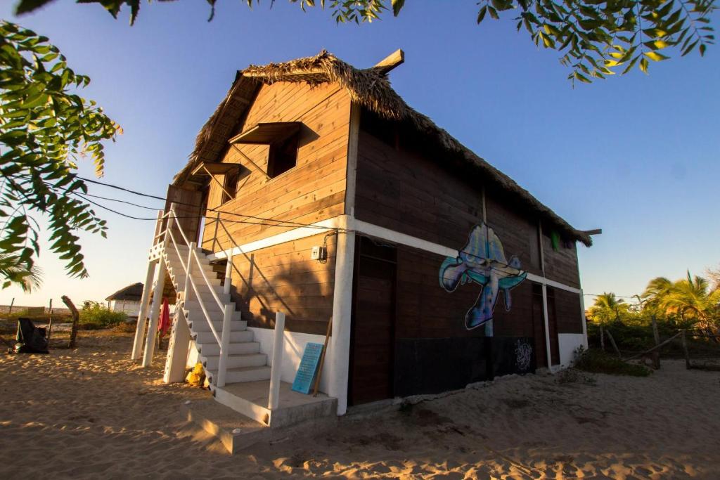 une petite cabane avec un escalier sur la plage dans l'établissement Lia Del Mar, à La Sabrosa