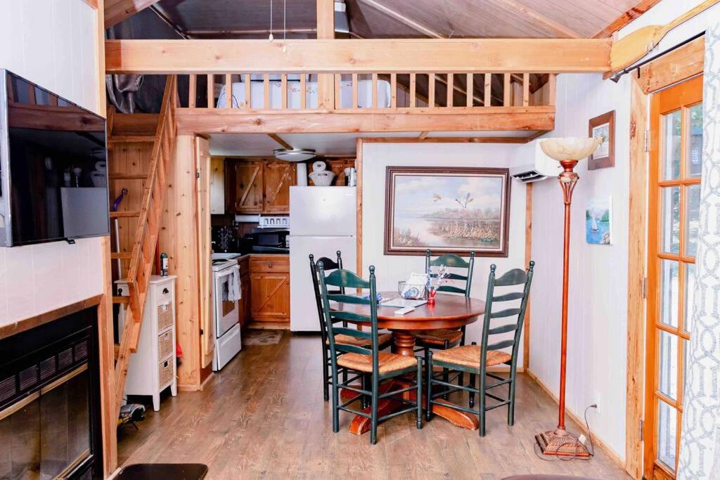 uma cozinha com mesa e cadeiras numa pequena casa em Tiny House em Hulbert