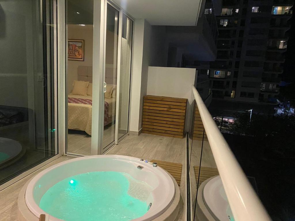 Ένα μπάνιο στο Dominique Cartagena, Beautiful 2 Bedroom Apartment