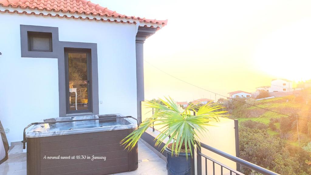 Balkón nebo terasa v ubytování Espirito do Mar - Premium Villa with Jacuzzi