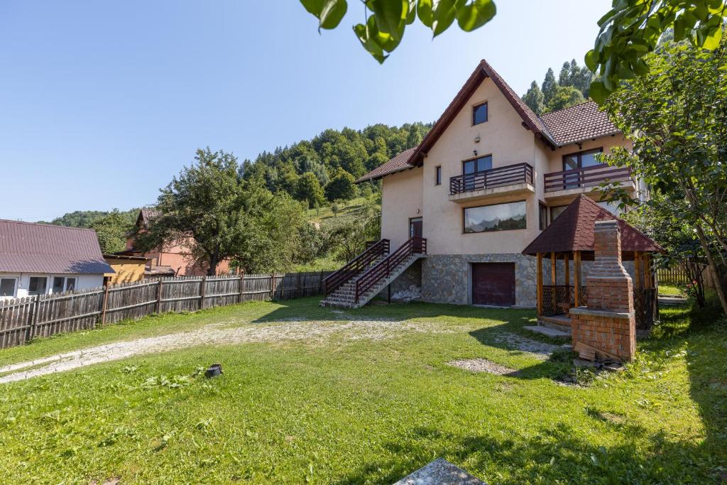 una imagen de una casa con un patio en Villa Roua, en Bran