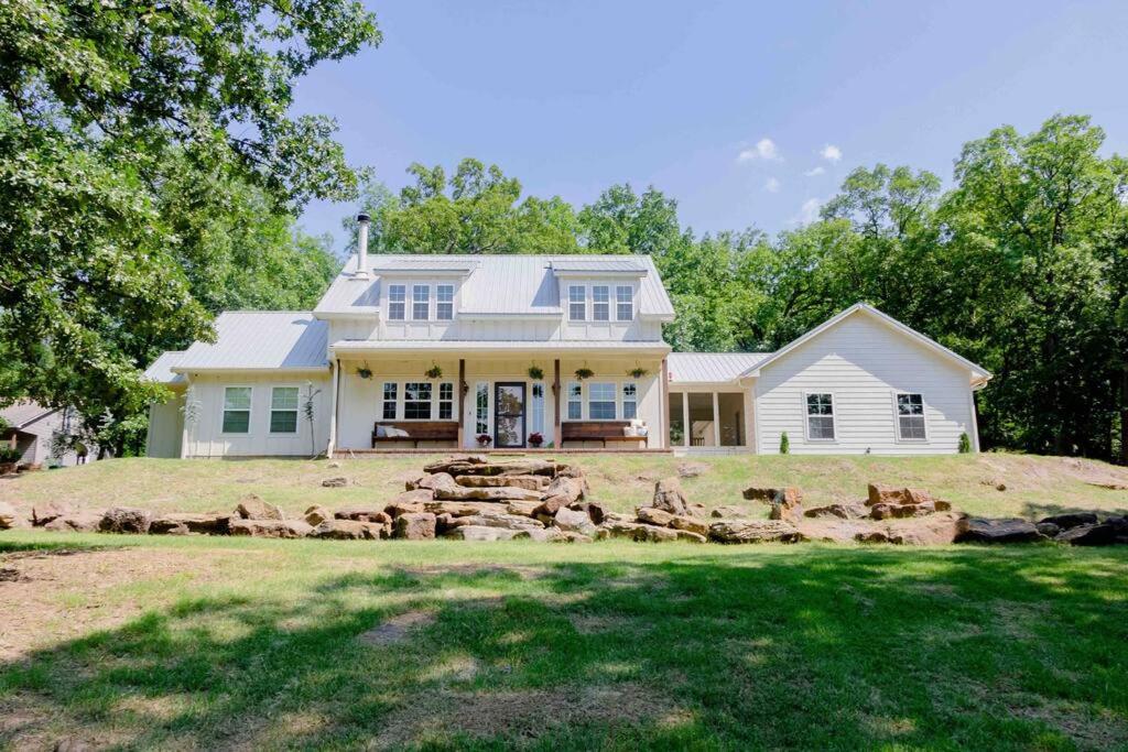 uma casa com uma parede de pedra em frente em Farm House at Gray House Farm em Hulbert