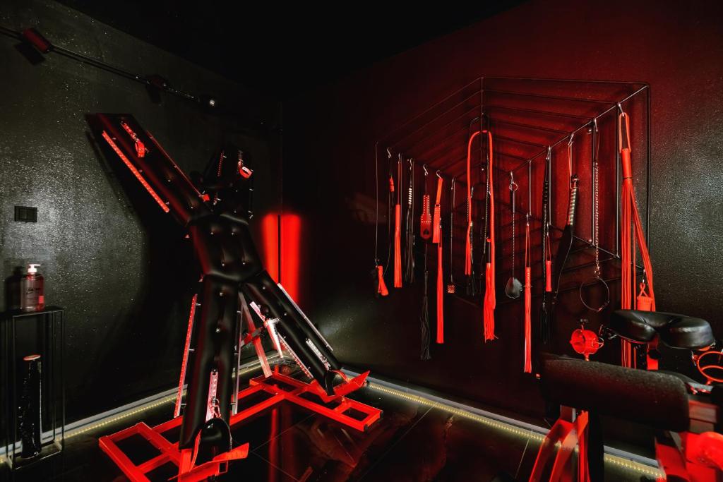 Castle of BDSM Services онлайн режимінде қараңыз