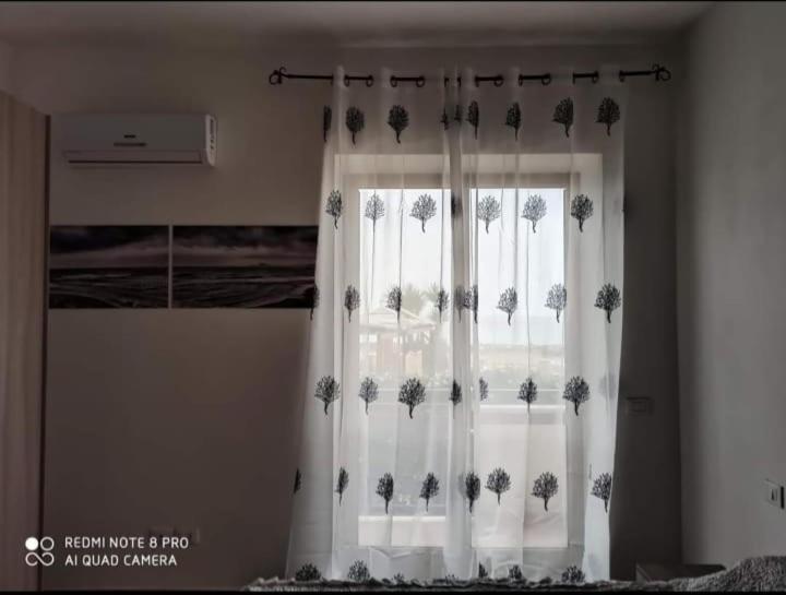 cortina blanca en una habitación con ventana en Tropical House, en Formia