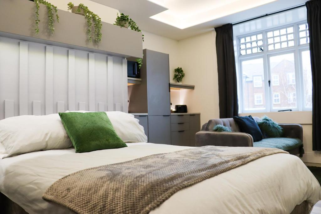 Un dormitorio con una cama grande y una ventana en Mood Apartment 4 en Bedlington