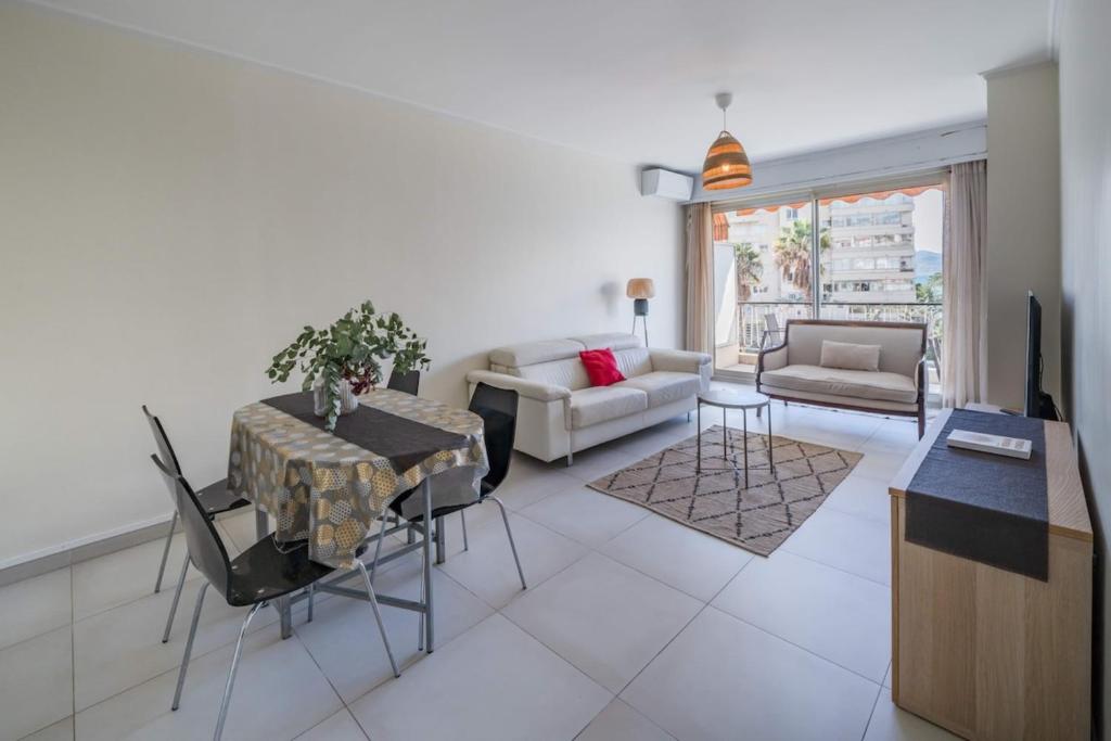 un salon avec une table et un canapé dans l'établissement Lovely one bedroom close to the Croisette, à Cannes