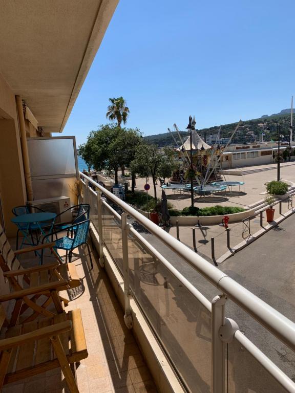 d'un balcon avec des chaises et un écran de projection. dans l'établissement Cassis T2 Les Pieds Dans L'eau, à Cassis