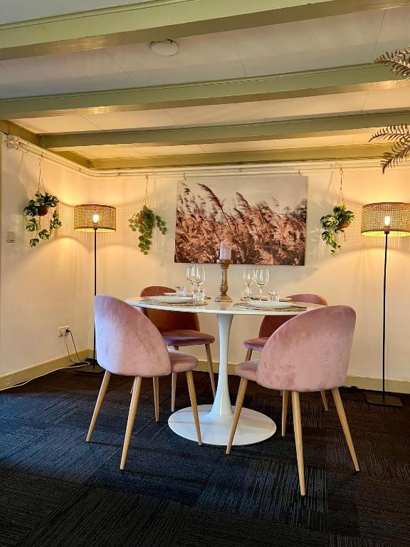 a dining room with a table and chairs at Appartement centrum Delft in Delft