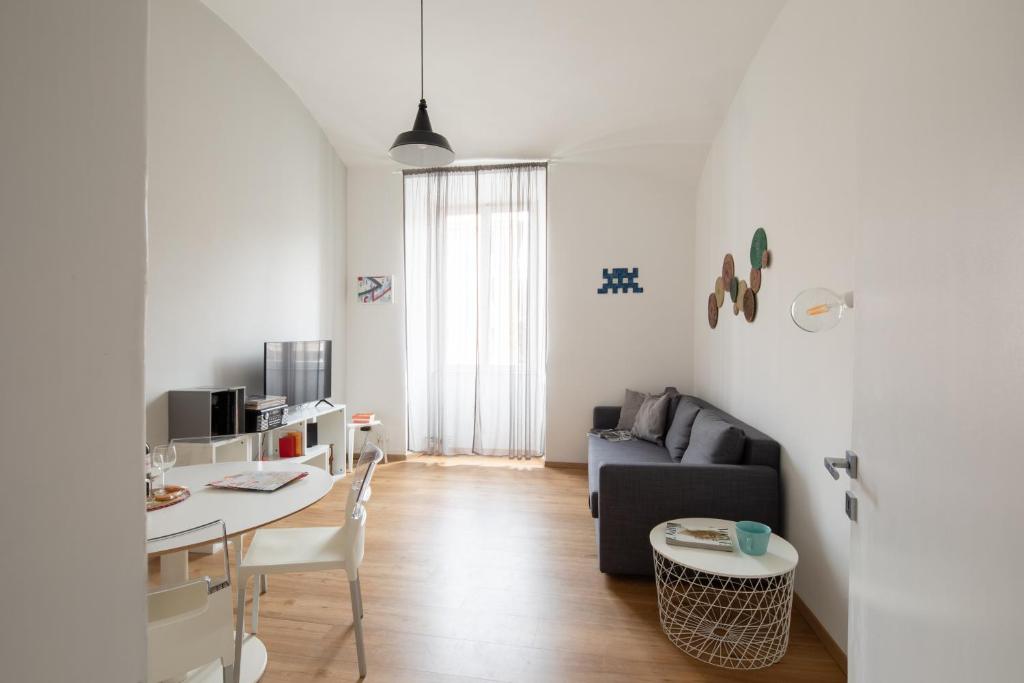 una sala de estar con un sofá y una mesa en Casa Filiberto, en Roma