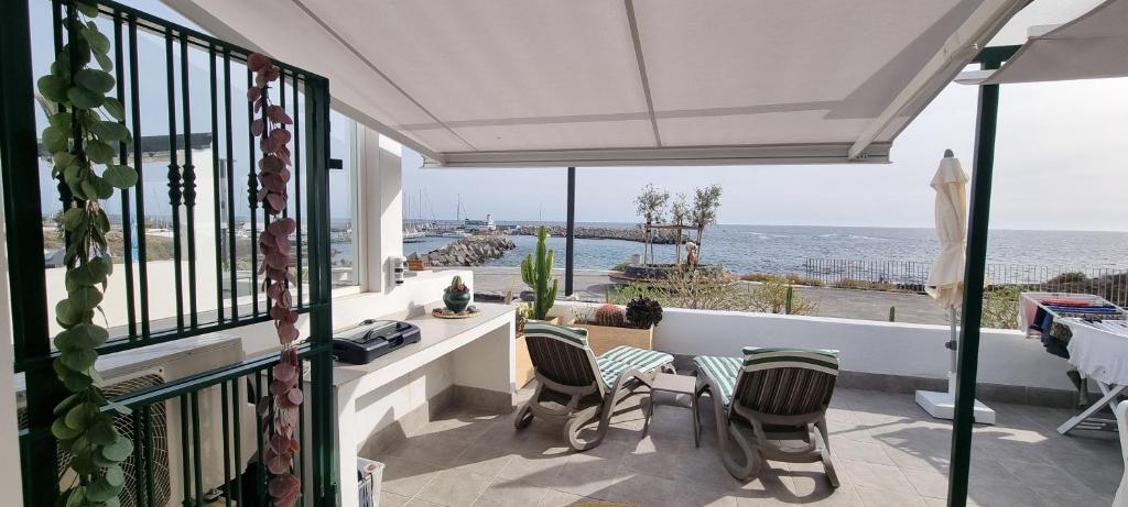 balcone con sedie e vista sull'oceano di Oceanfront Villa - Tenerife South a San Miguel de Abona