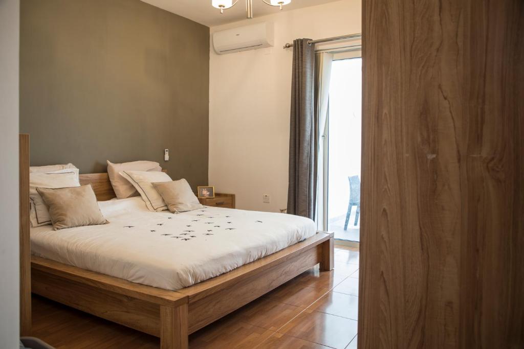 um quarto com uma cama e uma grande janela em Apartment with luxurious pool 5 mins walk from the beach em Naxxar