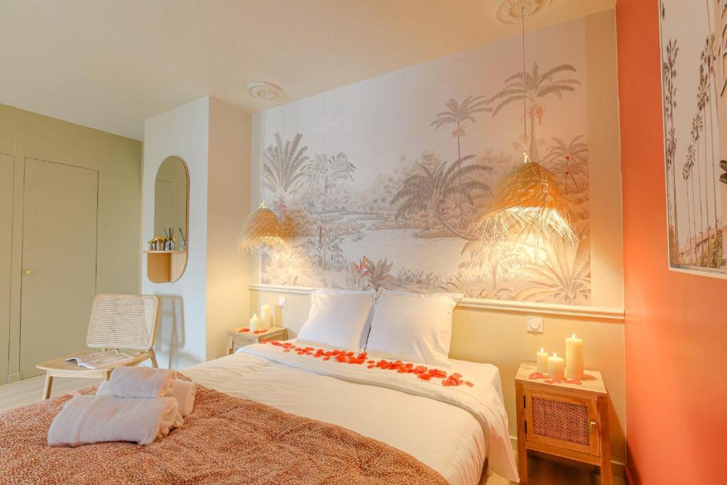 une chambre avec un grand lit avec un tableau au mur dans l'établissement Suite romantique et charmante parking, à Villeurbanne