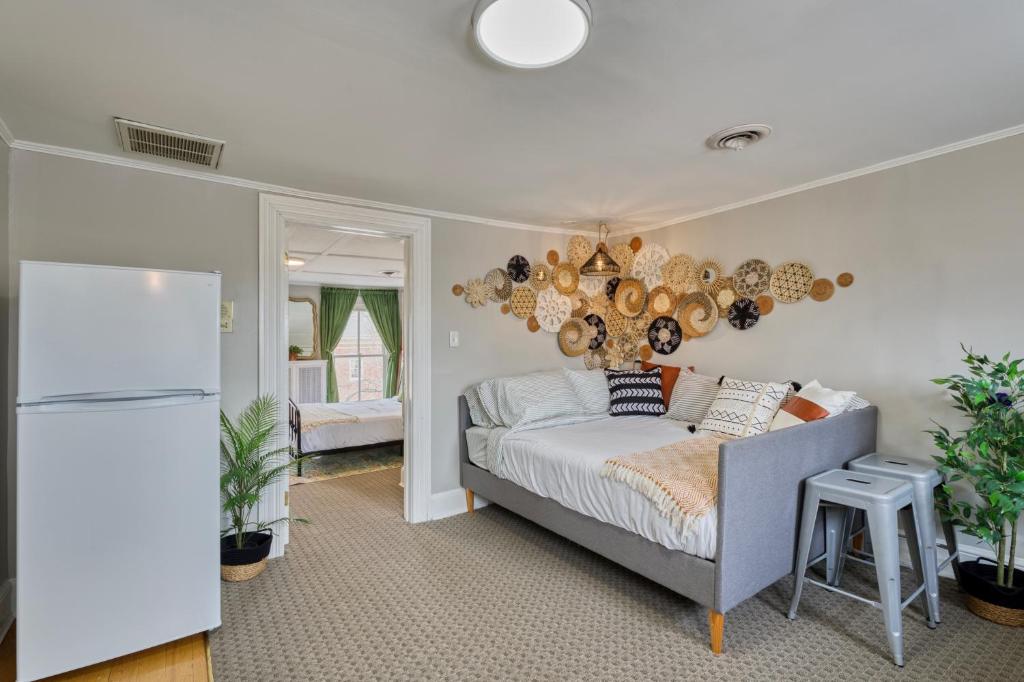 1 dormitorio con 1 cama y nevera en una habitación en 1 Bedroom Treetop Apartment on Capitol Hill!, en Washington