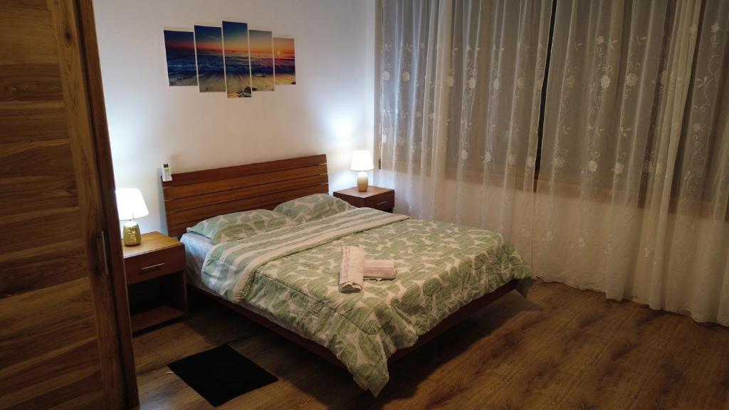 Postel nebo postele na pokoji v ubytování ROOM COLIBRÍ - La Casa de Eros