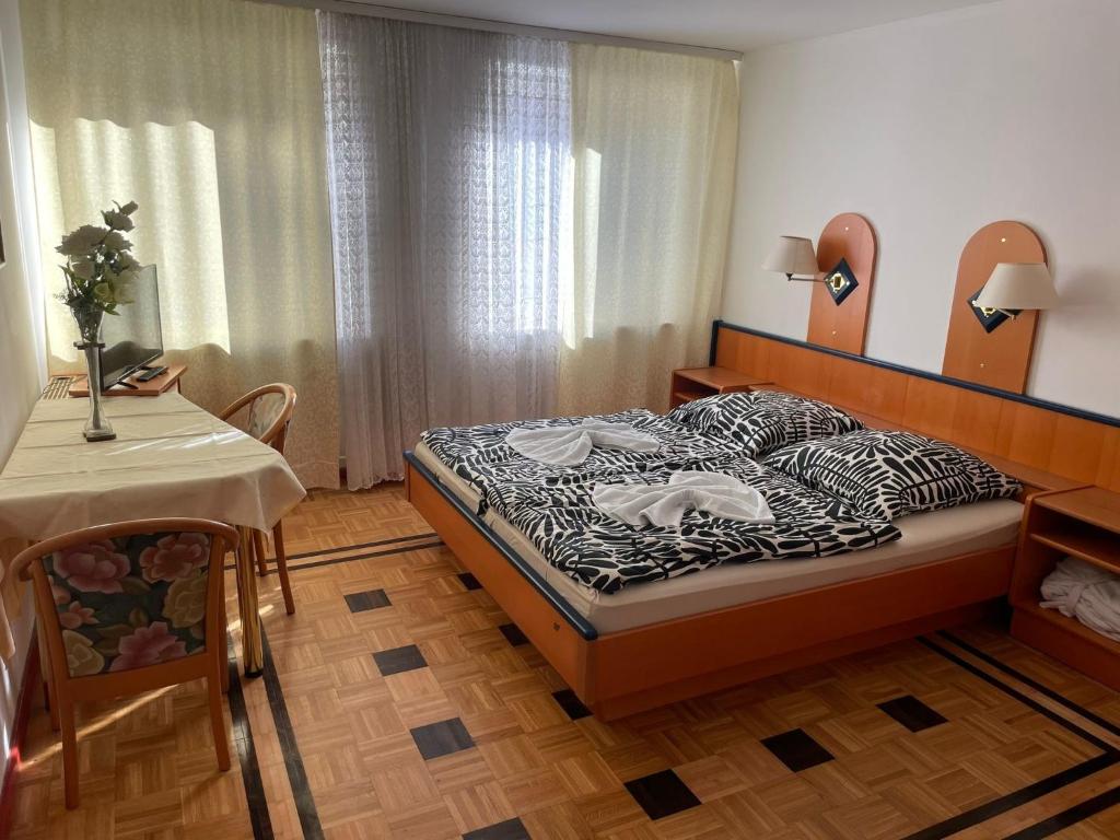 ein Schlafzimmer mit einem Bett und einem Tisch mit einem Tisch in der Unterkunft Pension Doppelbett Zimmer 13 