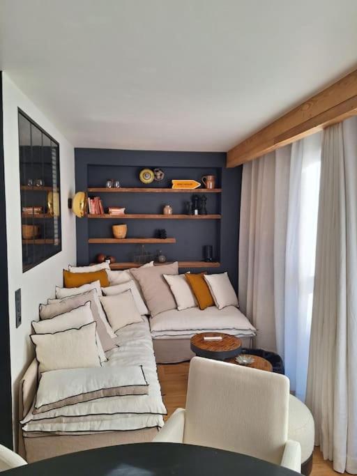 un salon avec un canapé blanc et des chaises dans l'établissement paisible appartement près des pistes, à La Salle Les Alpes