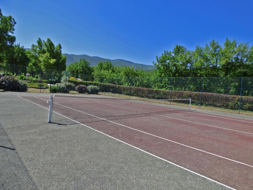 Tenis a/nebo squash v ubytování Hôtel Lou Caleù restaurant le Rocher des Abeilles nebo okolí