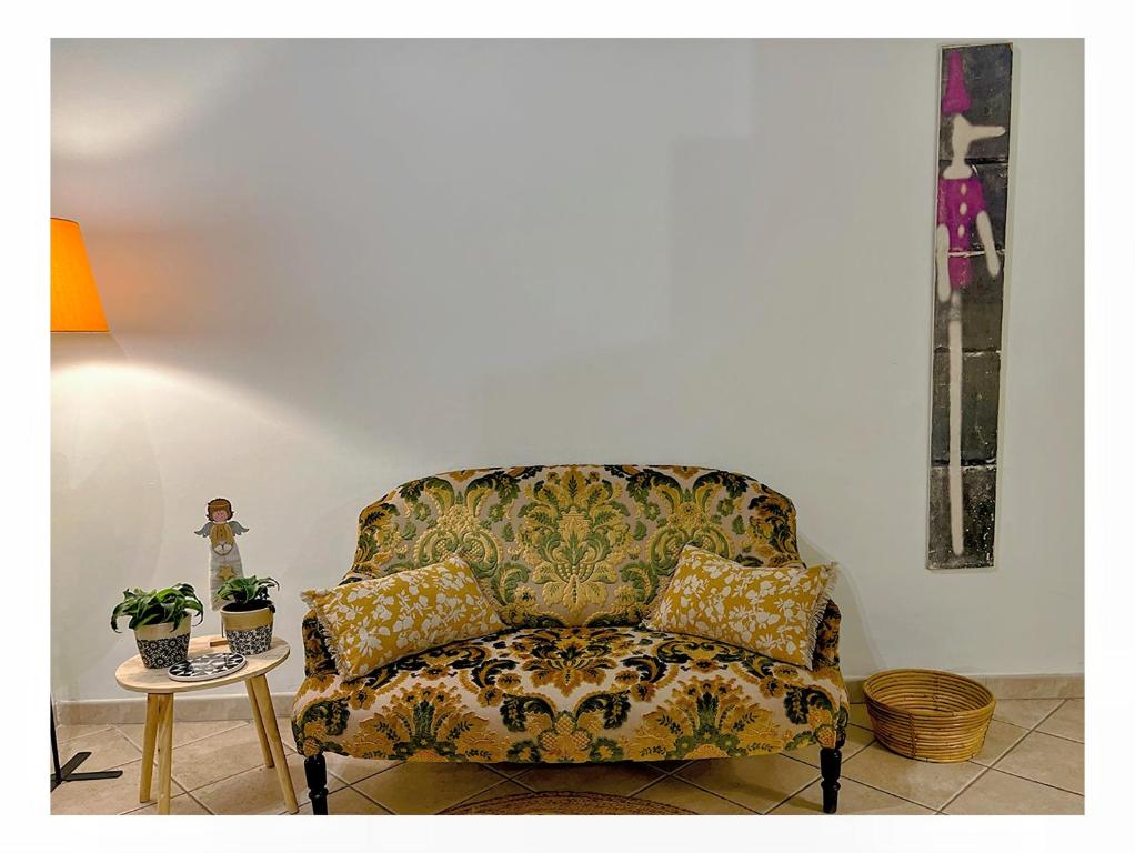 ein Sofa im Wohnzimmer mit einem Tisch in der Unterkunft Leda's Home in Rom