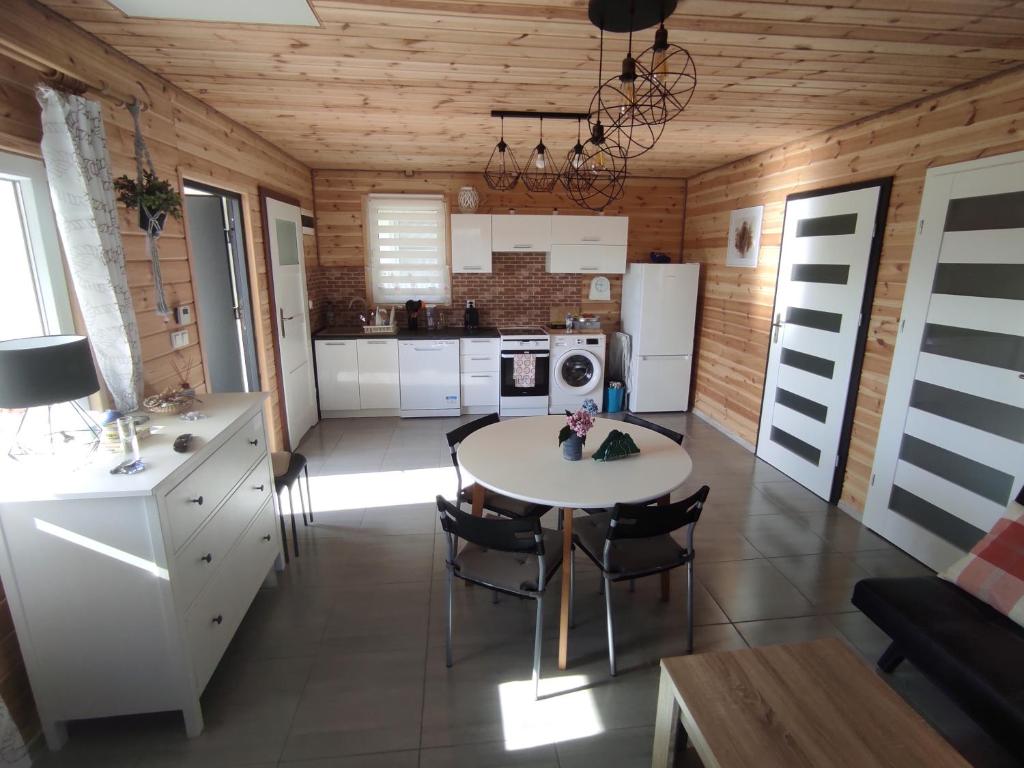 cocina con mesa y sillas en una habitación en Domki nad morzem i jeziorem en Jezierzany