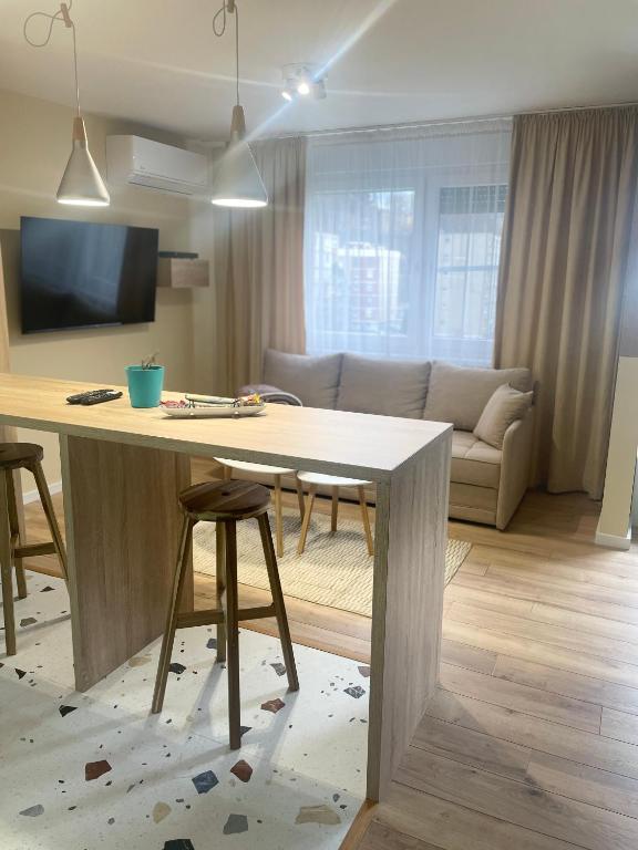 TV a/nebo společenská místnost v ubytování Lovely Studio Apartment Green
