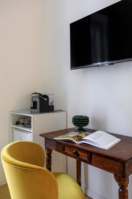 TV a/nebo společenská místnost v ubytování Ermosa Suite