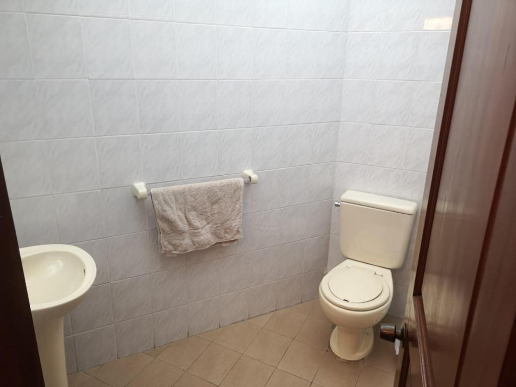 ein Bad mit einem WC und einem Waschbecken in der Unterkunft Departamento espacioso in La Paz