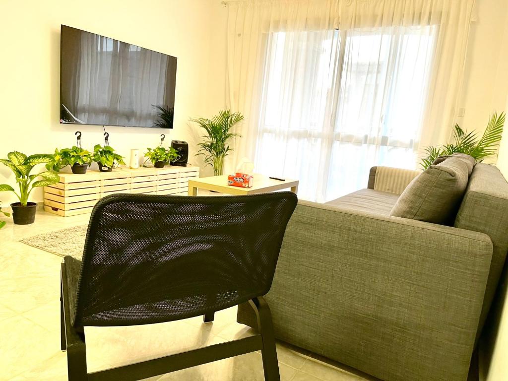 - un salon avec un canapé et une chaise dans l'établissement Madinaty Luxury Elite Apartment, au Caire