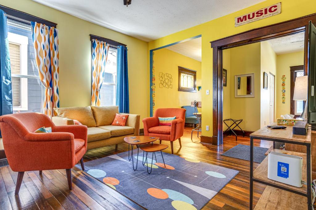 - un salon avec des chaises orange et un canapé dans l'établissement Retro-Inspired Indy Home Walk to Fountain Square!, à Indianapolis