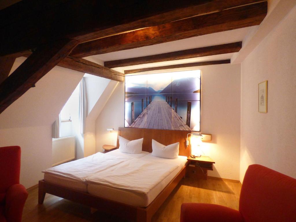 Ein Bett oder Betten in einem Zimmer der Unterkunft Hotel Krone