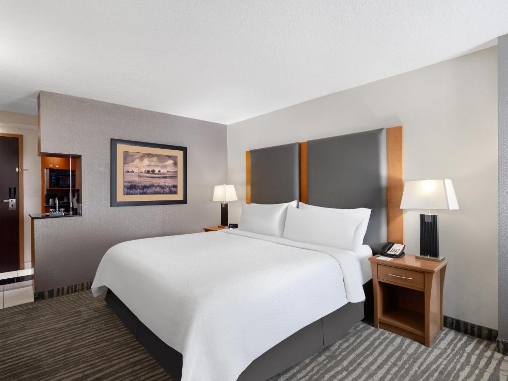 Postel nebo postele na pokoji v ubytování Holiday Inn Calgary Airport by IHG