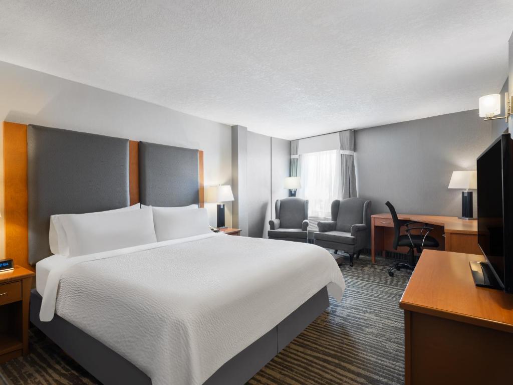 Postel nebo postele na pokoji v ubytování Holiday Inn Calgary Airport by IHG