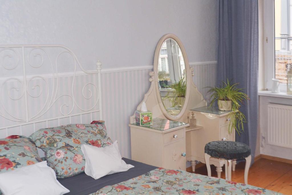 Llit o llits en una habitació de Großes, helles Zimmer mit privatem Bad in Villa