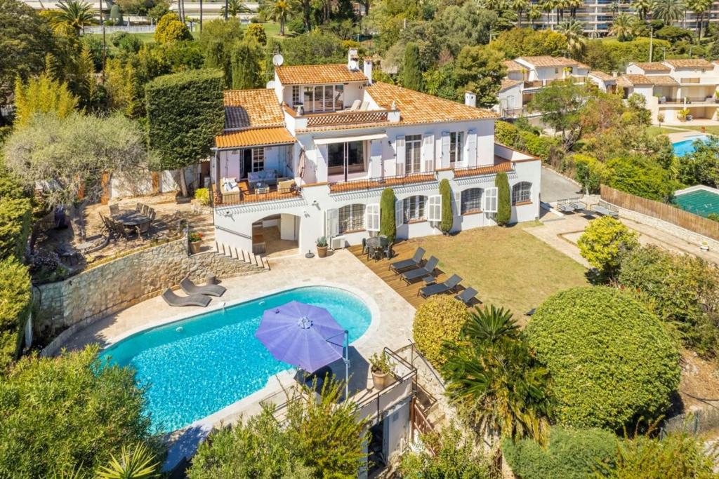 uma vista aérea de uma casa com piscina em Charming villa with sea view em Vallauris