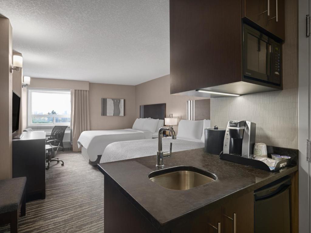 Kuchyň nebo kuchyňský kout v ubytování Holiday Inn Calgary Airport by IHG