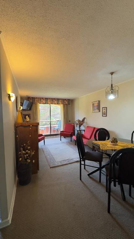 a living room with a bed and a table at Ilimay Las Cruces in Las Cruces