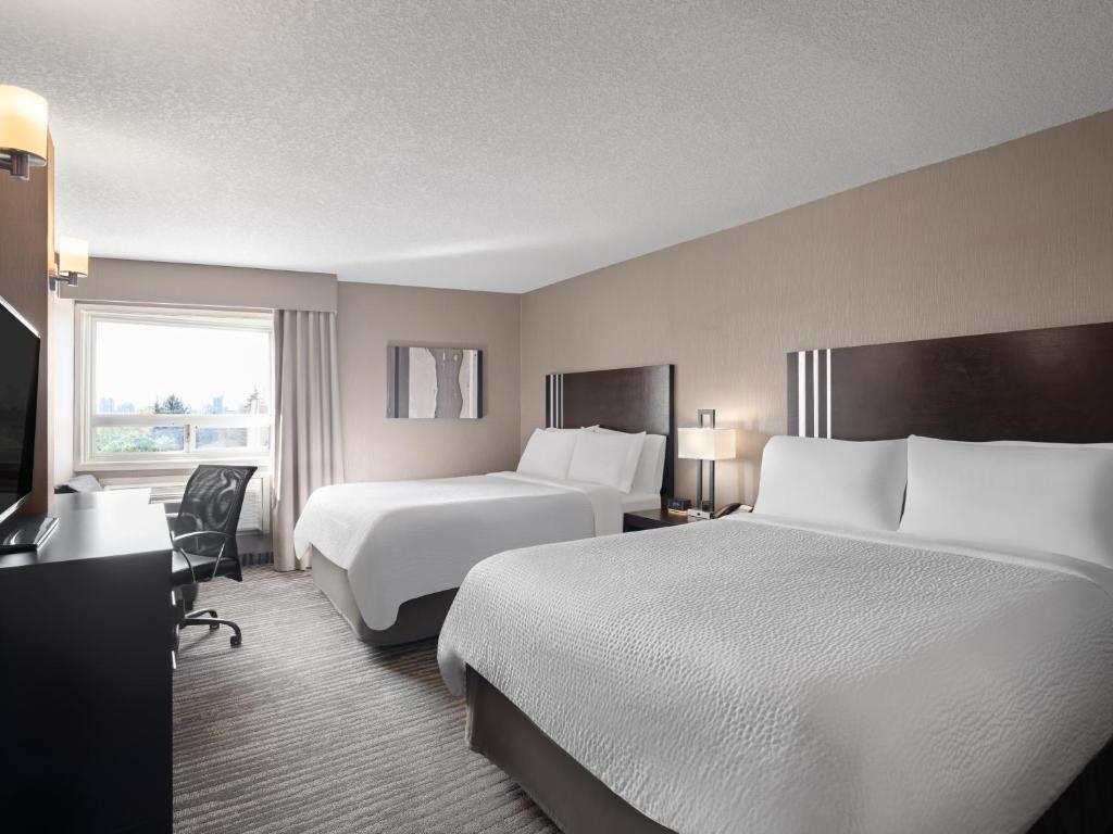 Postel nebo postele na pokoji v ubytování Holiday Inn Calgary Airport by IHG