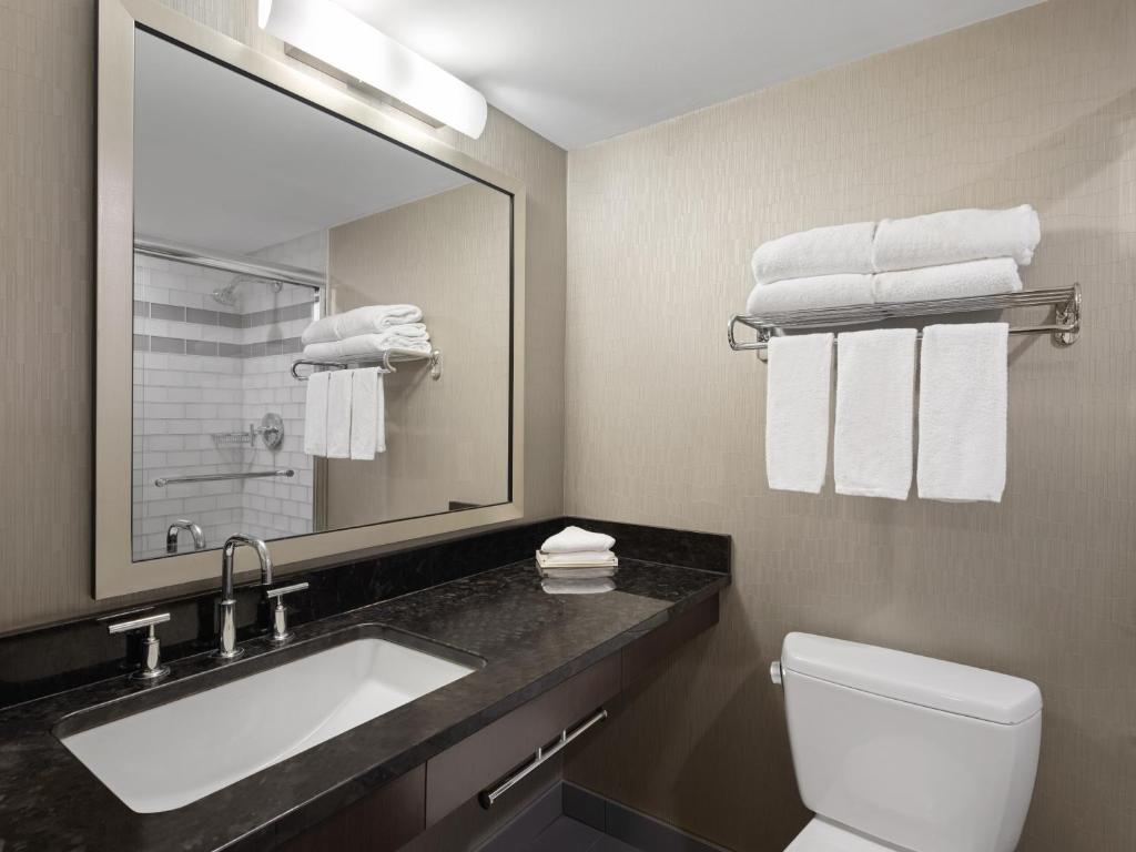 Koupelna v ubytování Holiday Inn Calgary Airport by IHG