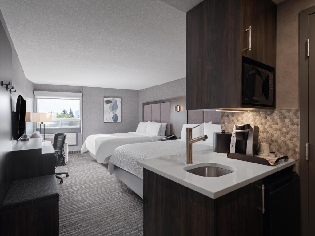 Postel nebo postele na pokoji v ubytování Holiday Inn Calgary Airport by IHG