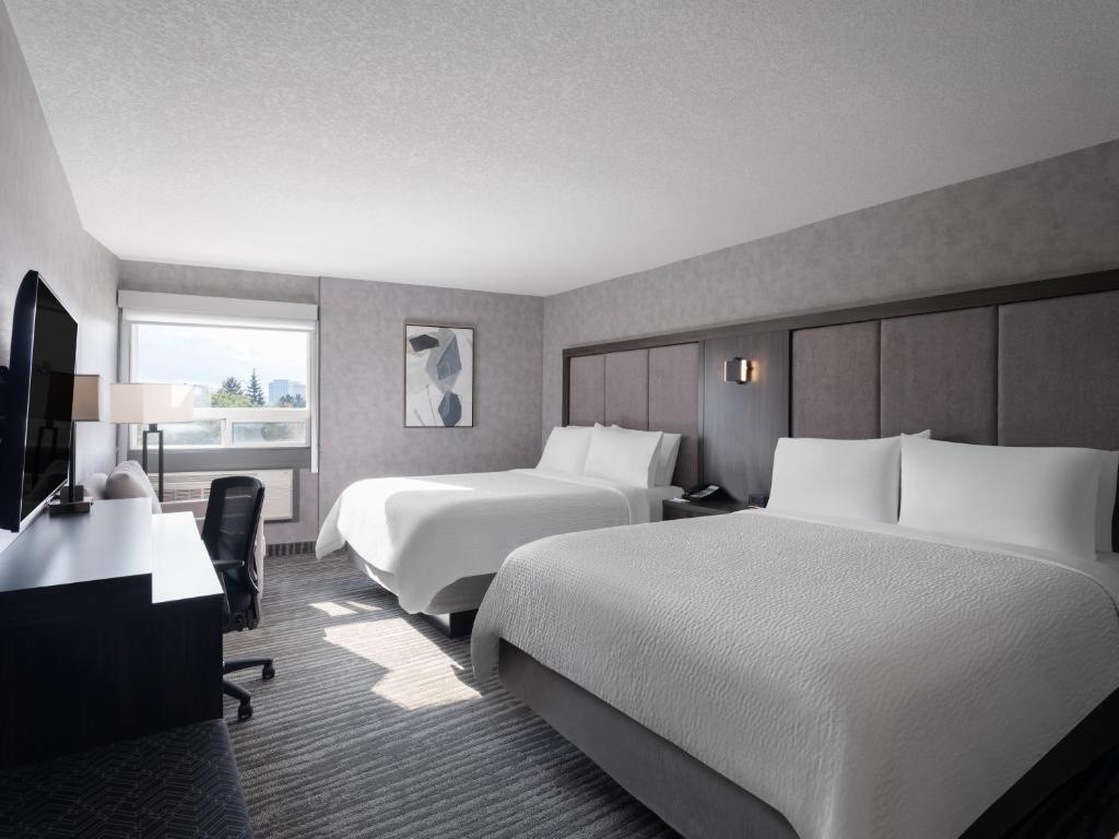 Postel nebo postele na pokoji v ubytování Holiday Inn Calgary Airport by IHG