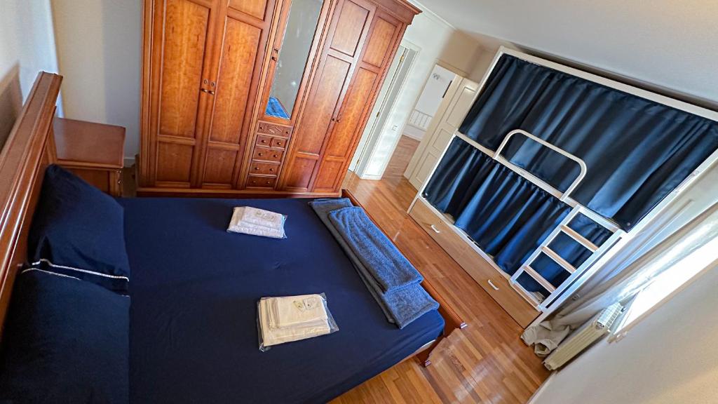 ギマランイスにあるVHostelのベッド1台、窓(椅子付)が備わる客室です。