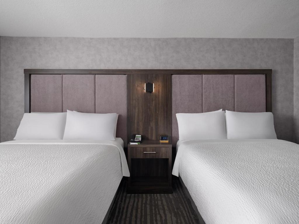 Postel nebo postele na pokoji v ubytování Holiday Inn Calgary Airport by IHG