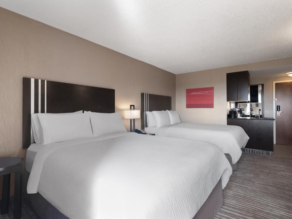 Postel nebo postele na pokoji v ubytování Holiday Inn Calgary Airport by IHG