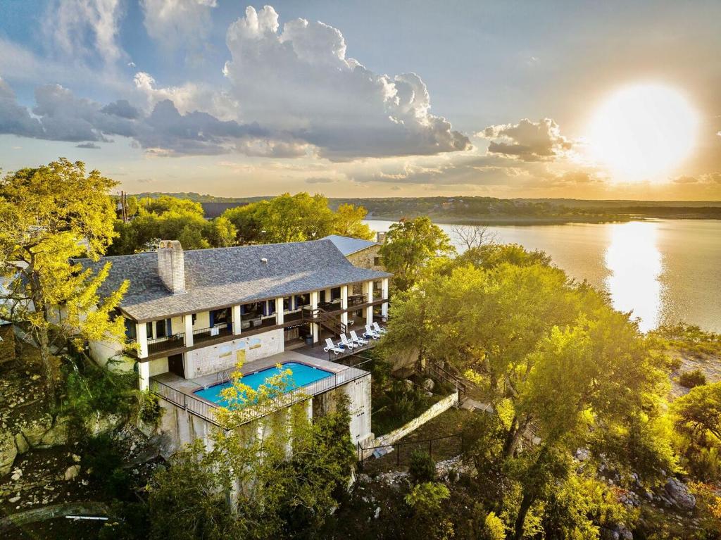 Serenity Point waterfront Canyon Lake home with swimming pool!, Canyon