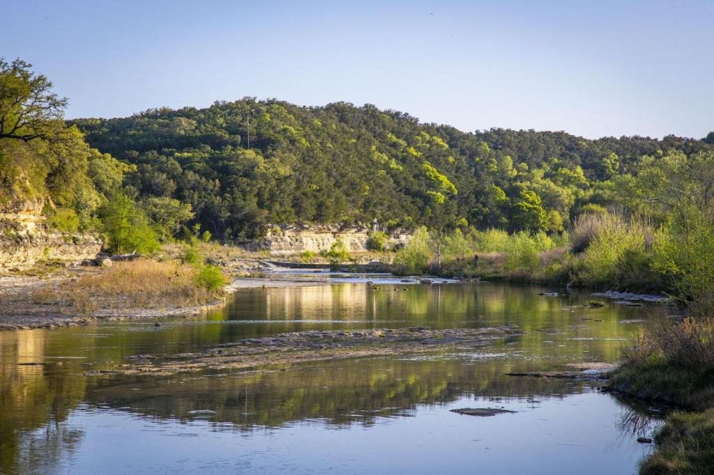 La Casa Rio ON THE BLANCO RIVER, beautiful 4/3, sleeps 8!, Wimberley