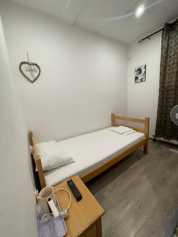 Postel nebo postele na pokoji v ubytování Apartments and Rooms L E F T RIVER Belgrade