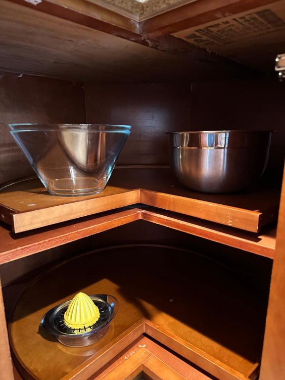 - une petite cuisine avec 2 bols sur un comptoir dans l'établissement The Cozy Nook, à Fair Oaks