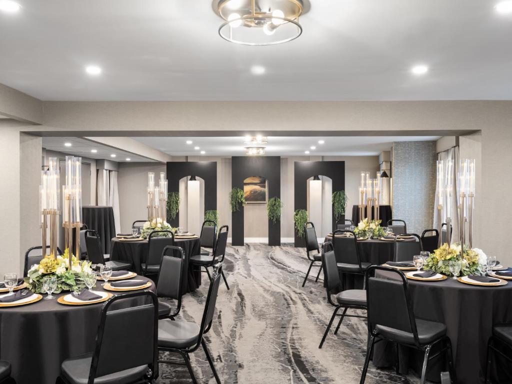 Restaurace v ubytování Holiday Inn Calgary Airport by IHG