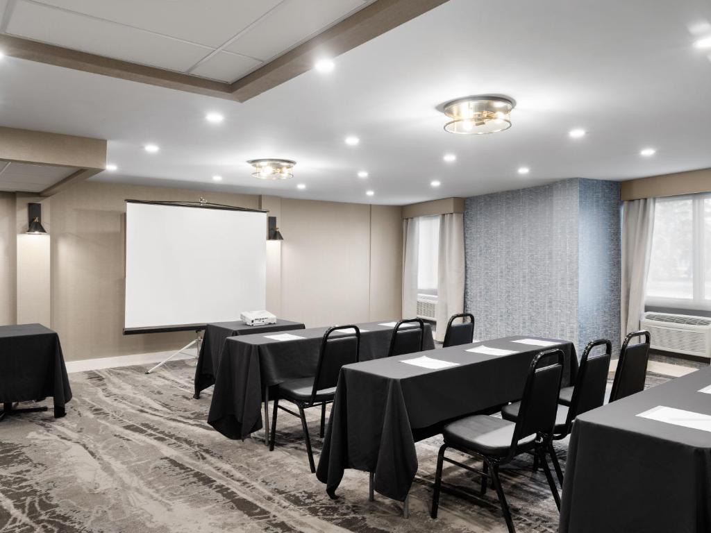 Konferenční prostory v ubytování Holiday Inn Calgary Airport by IHG